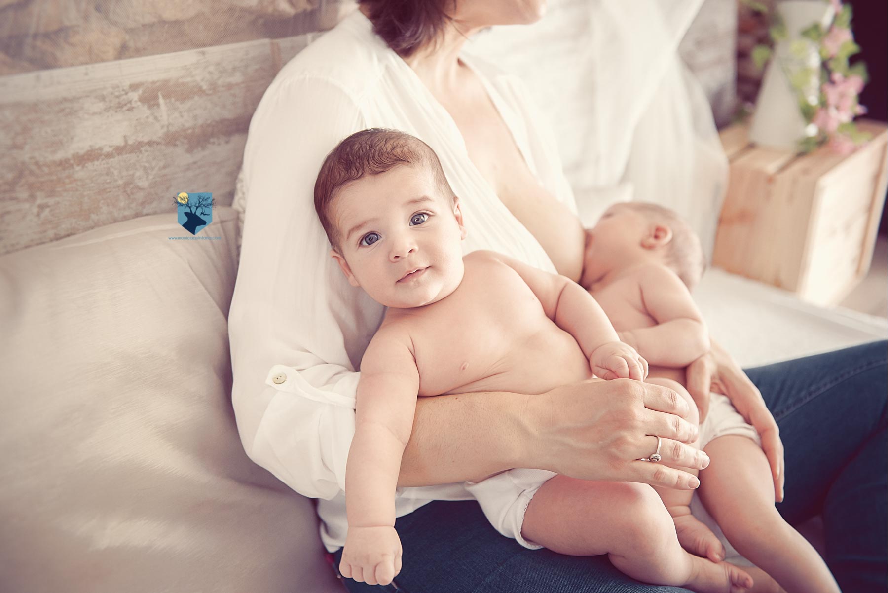 fotos de lactancia en figueres fotografia fotos girona figueres emporda monica quintana bebes niños familia retrato estudio primer año seis meses 6 meses alletament lactancia teta amamantar alletar nado