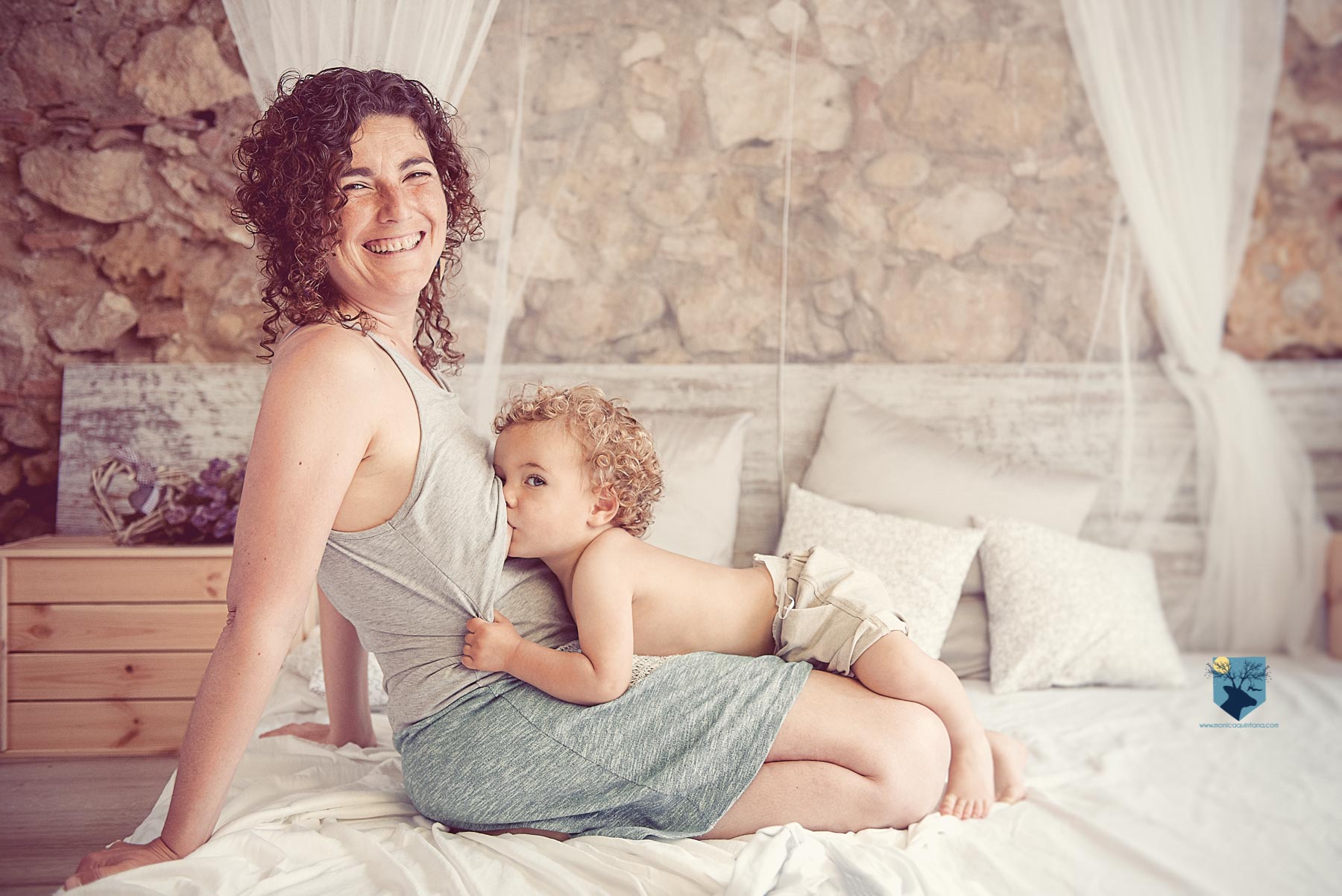 fotos de lactancia en figueres fotografia fotos girona figueres emporda monica quintana bebes niños familia retrato estudio primer año seis meses 6 meses alletament lactancia teta amamantar alletar nado