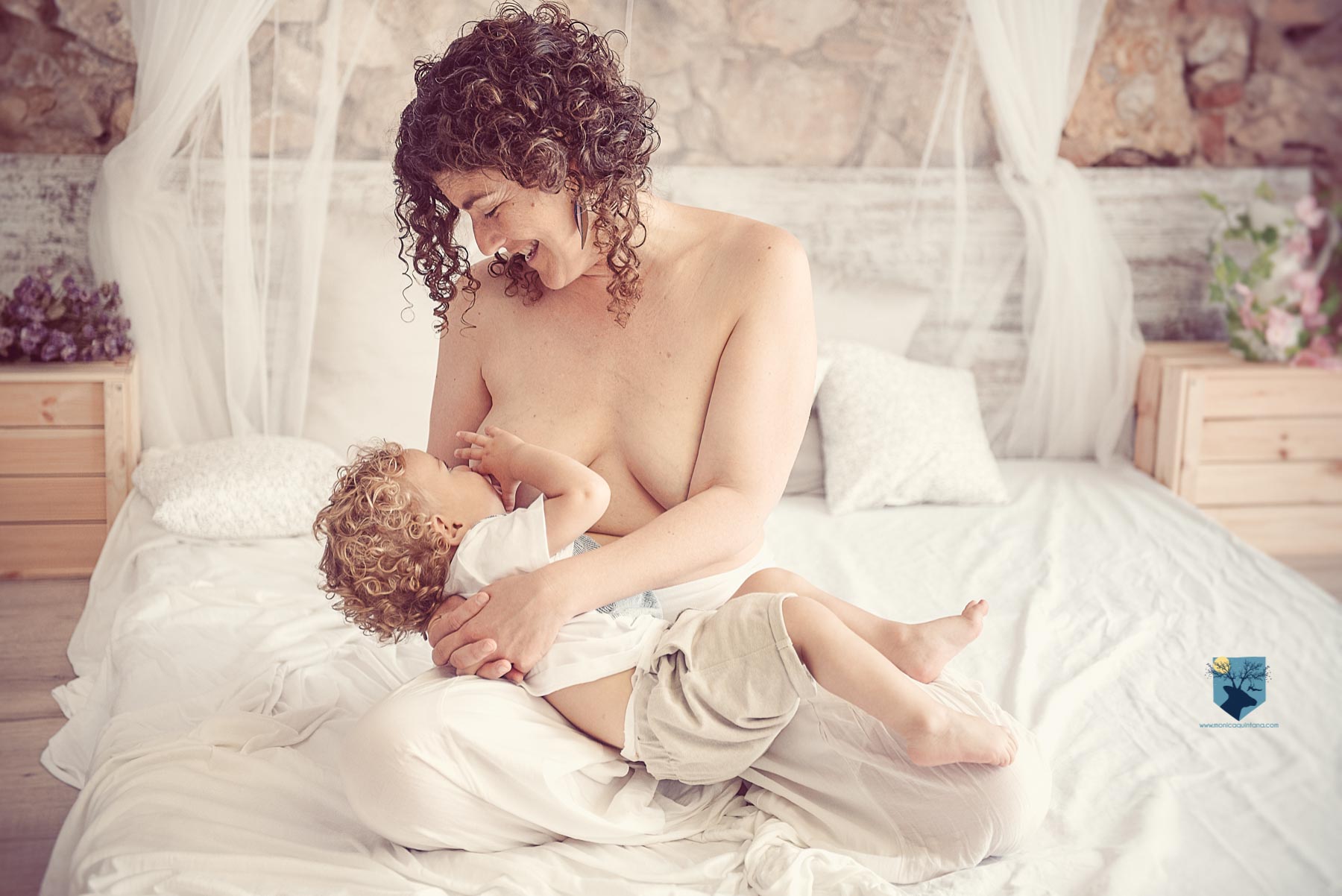 fotos de lactancia en figueres fotografia fotos girona figueres emporda monica quintana bebes niños familia retrato estudio primer año seis meses 6 meses alletament lactancia teta amamantar alletar nado
