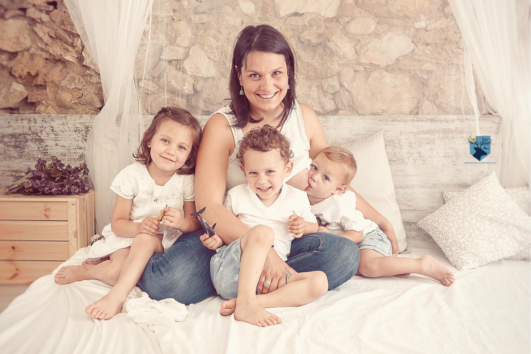 fotos de lactancia en figueres fotografia fotos girona figueres emporda monica quintana bebes niños familia retrato estudio primer año seis meses 6 meses alletament lactancia teta amamantar alletar nado