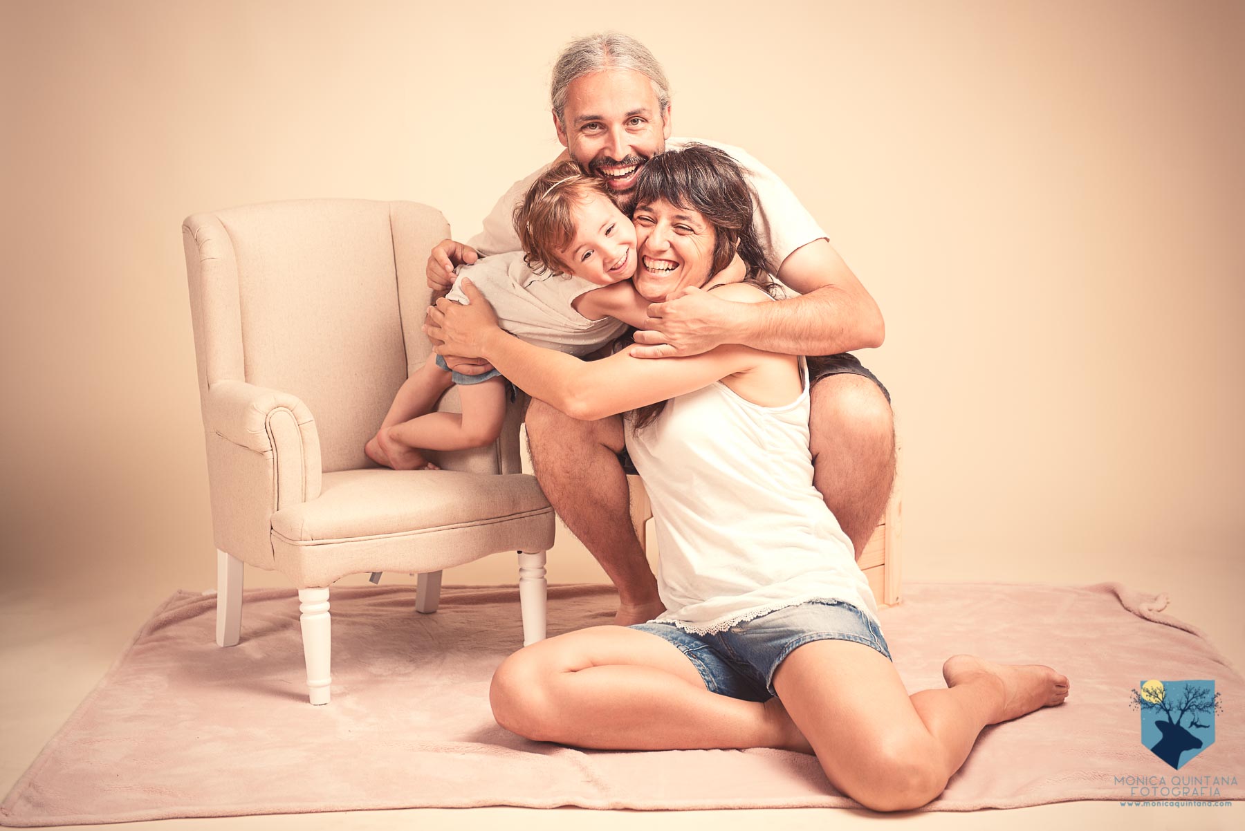 estudio de fotografia de familia con niños pequeños en Figueres, Girona