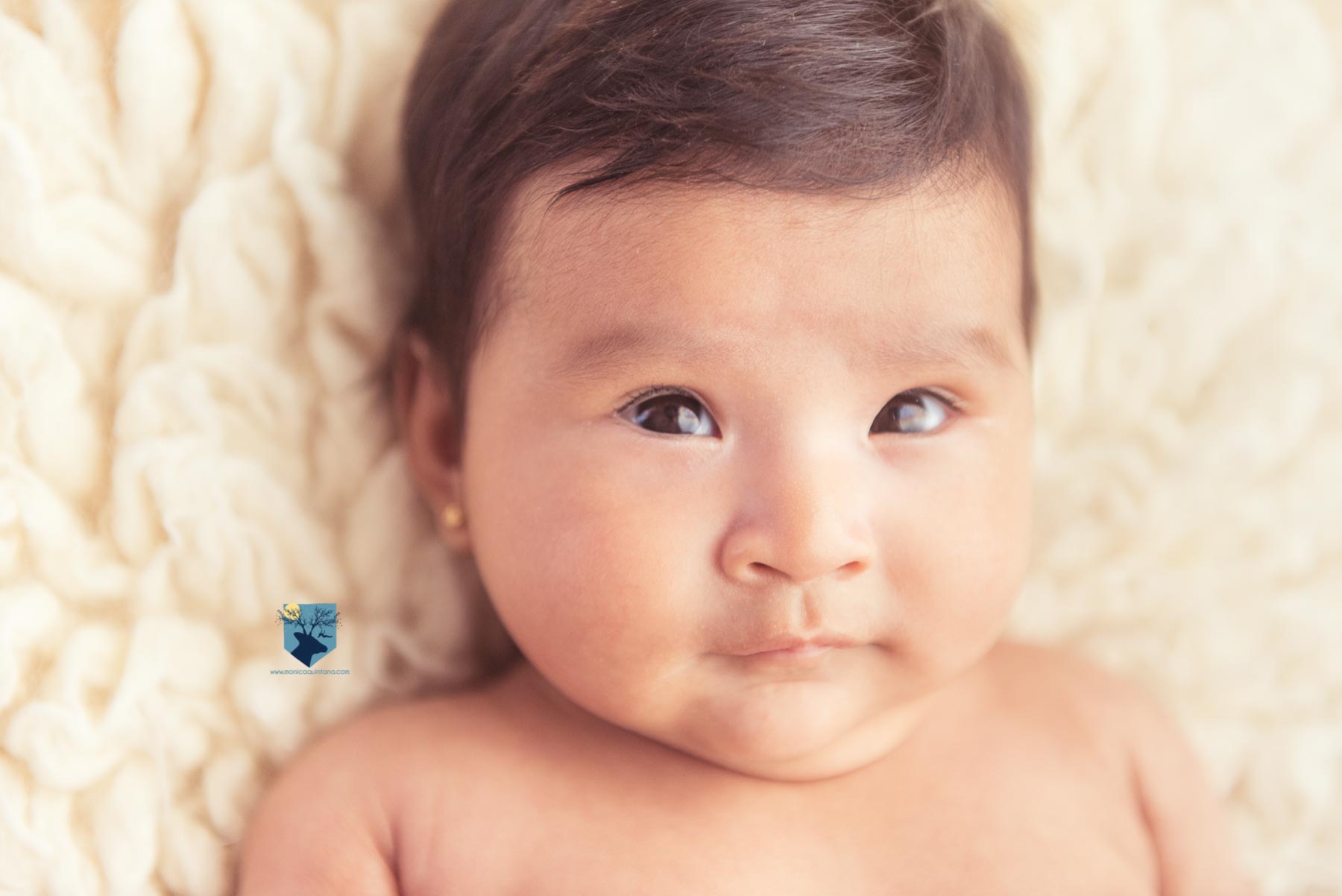 fotografia fotos girona figueres emporda monica quintana bebes niños familia retrato estudio 2 meses 1mes