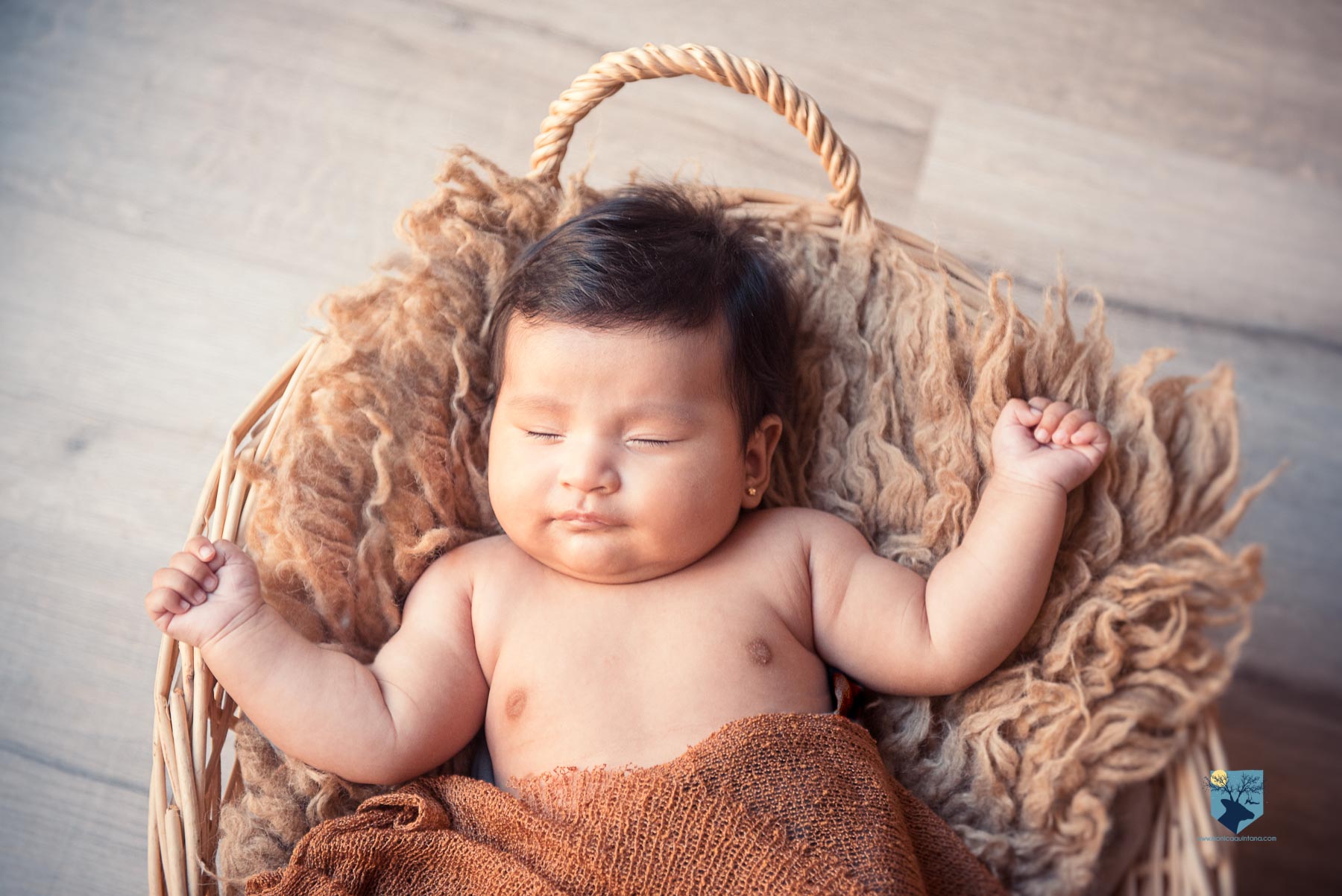 fotografia fotos girona figueres emporda monica quintana bebes niños familia retrato estudio 2 meses 1mes