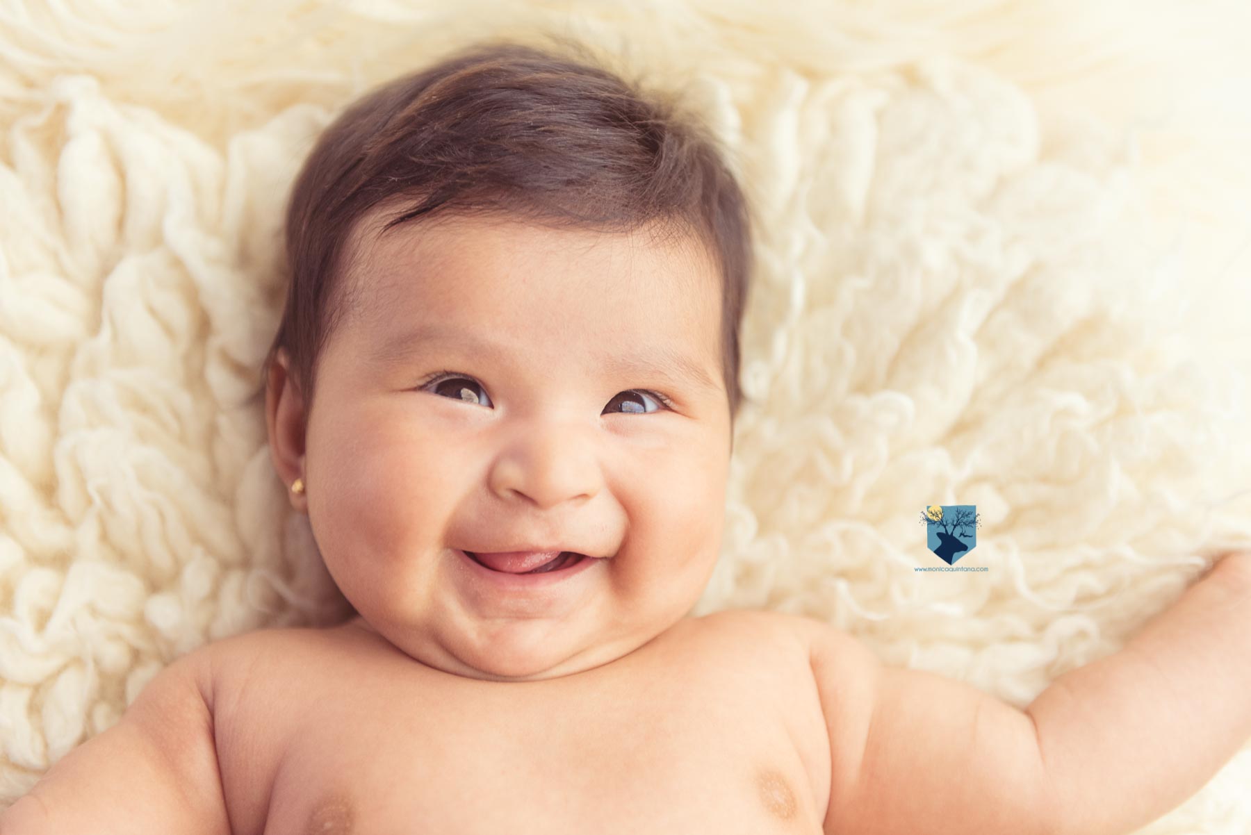 fotografia fotos girona figueres emporda monica quintana bebes niños familia retrato estudio 2 meses 1mes
