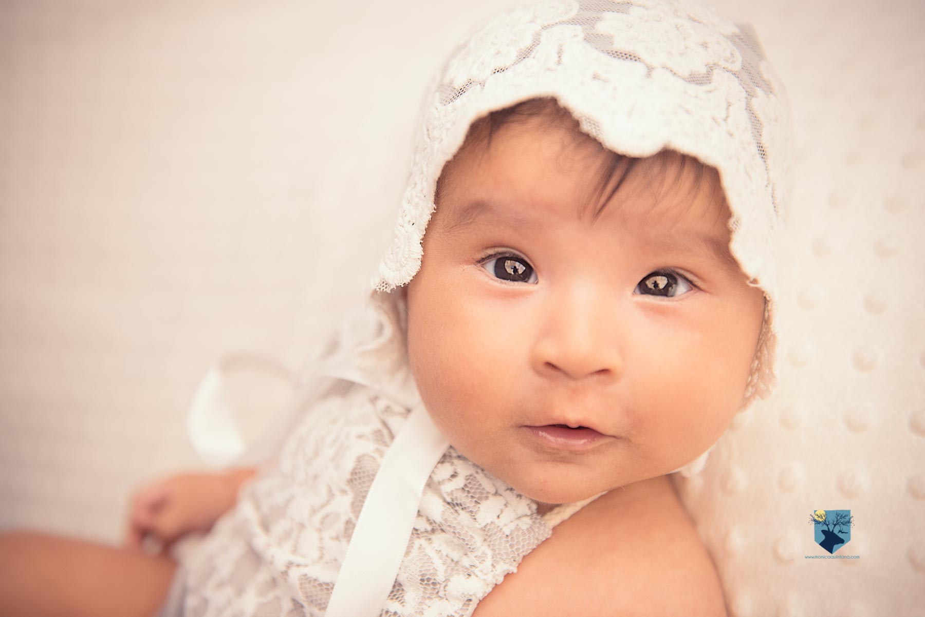 fotografia fotos girona figueres emporda monica quintana bebes niños familia retrato estudio 2 meses 1mes