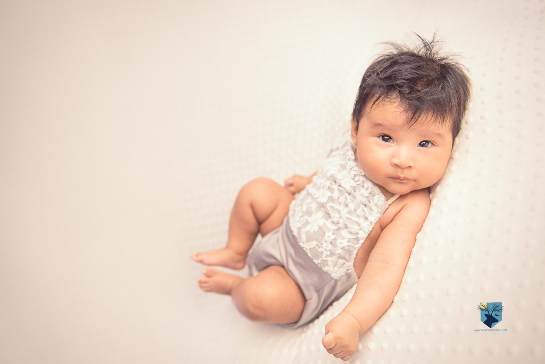 fotografia fotos girona figueres emporda monica quintana bebes niños familia retrato estudio 2 meses 1mes