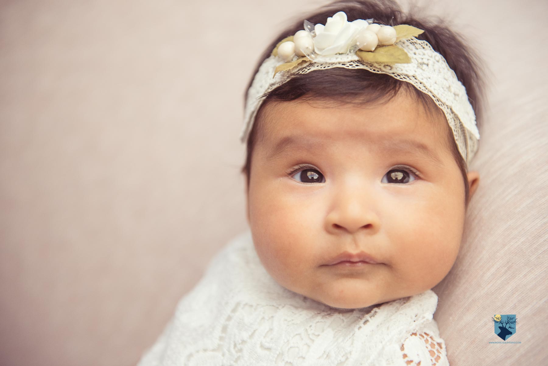 fotografia fotos girona figueres emporda monica quintana bebes niños familia retrato estudio 2 meses 1mes