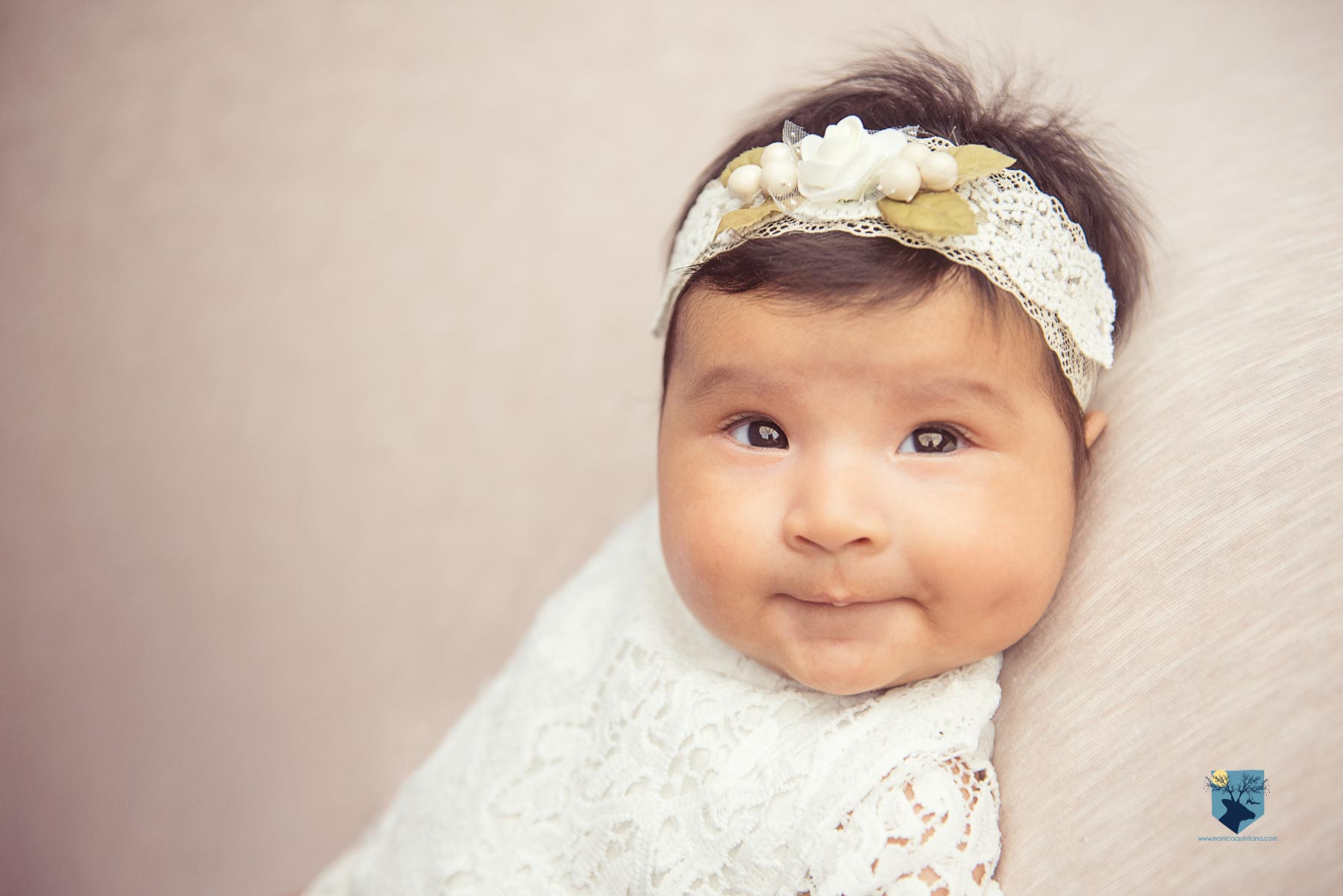 fotografia fotos girona figueres emporda monica quintana bebes niños familia retrato estudio 2 meses 1mes