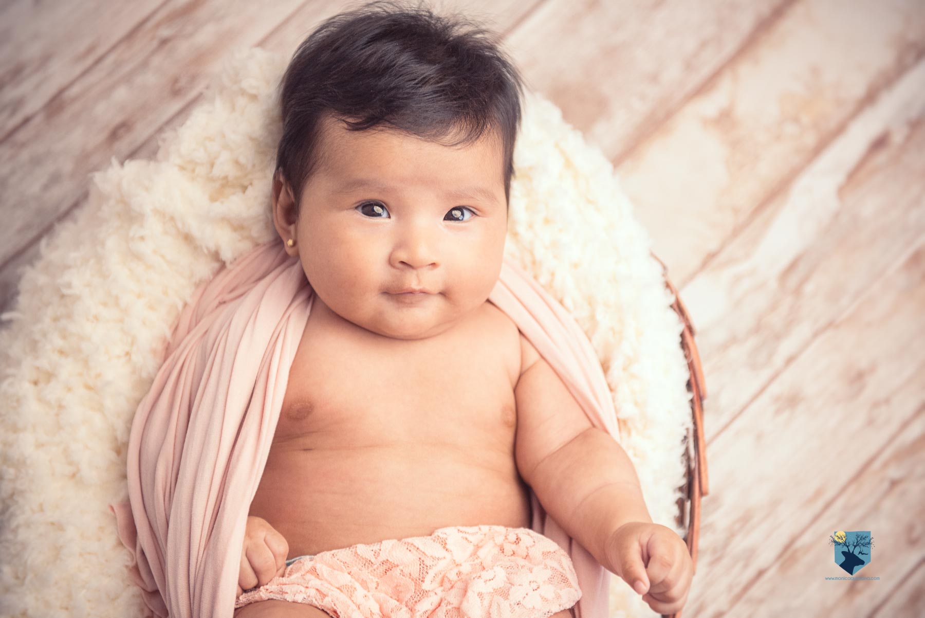 fotografia fotos girona figueres emporda monica quintana bebes niños familia retrato estudio 2 meses 1mes