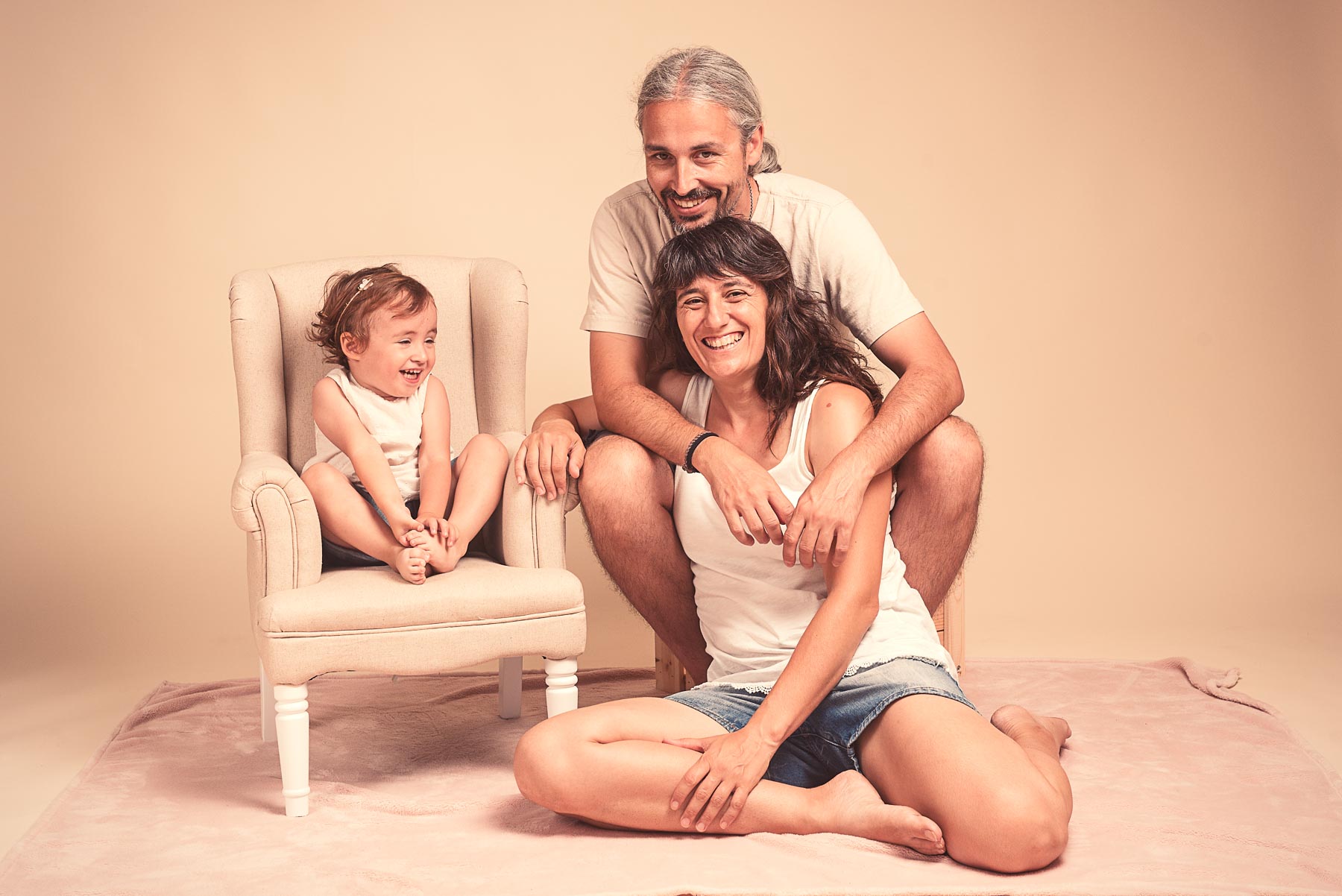estudio de fotografia de familia con niños pequeños en Figueres, Girona