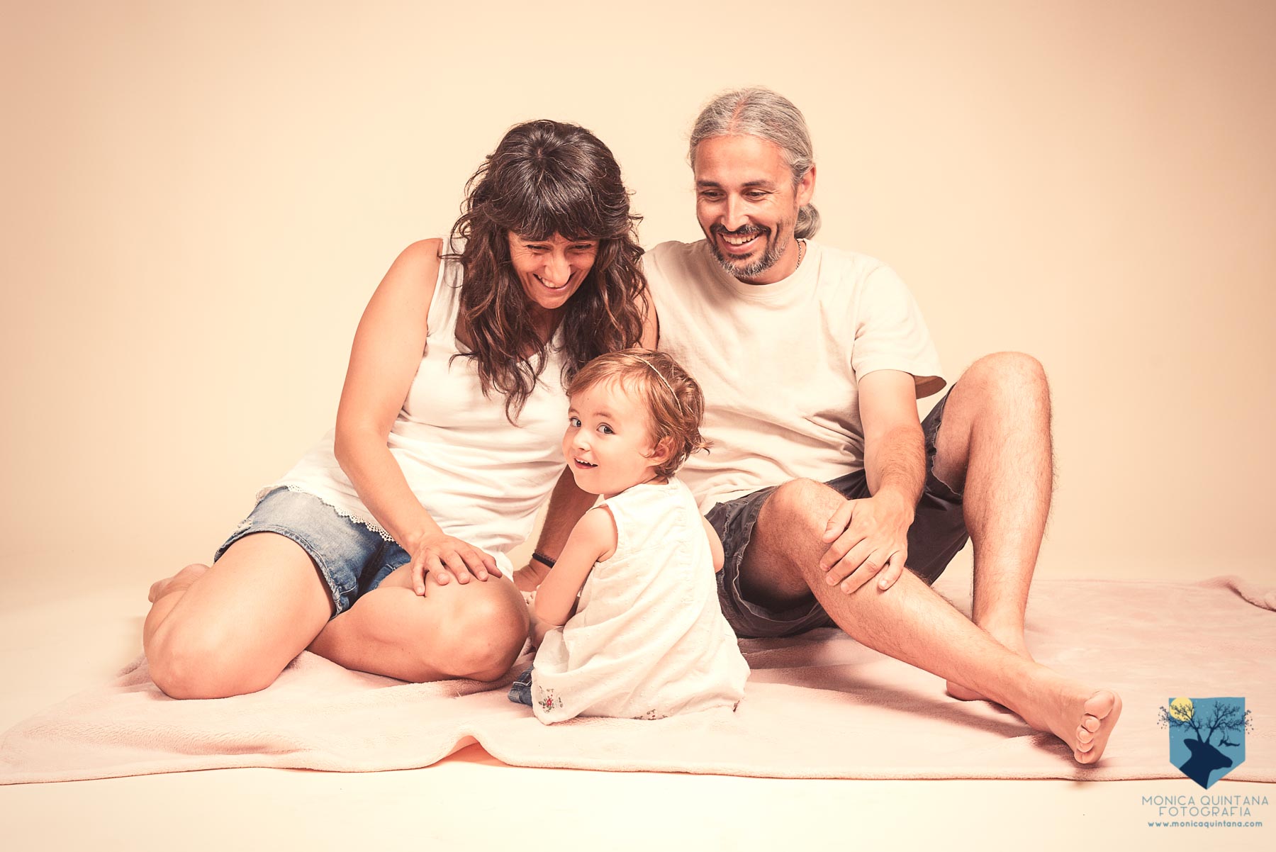 estudio de fotografia de familia con niños pequeños en Figueres, Girona