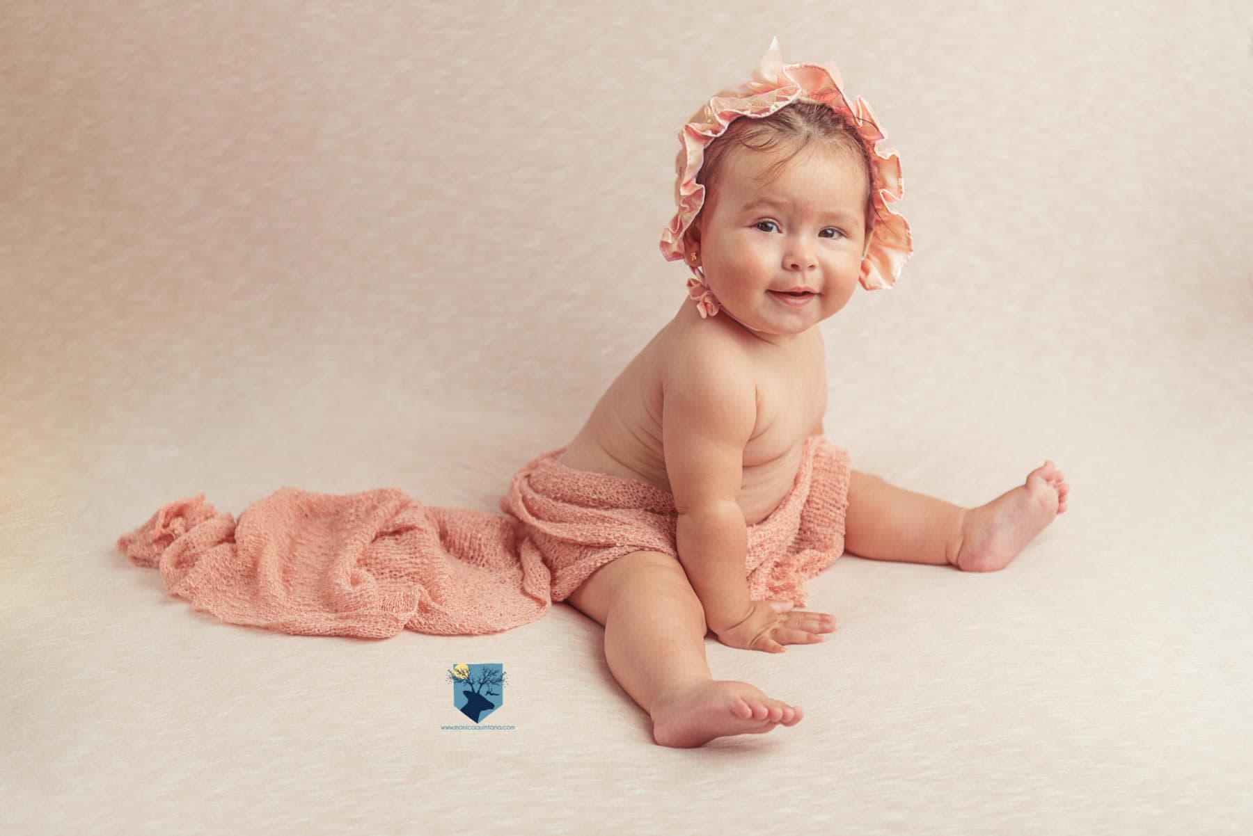 fotografia, fotos, girona, figueres, emporda, monica quintana, fotografa, fotografo, bebes, niños, familia, retrato, estudio, primer año, seis meses, 6 meses, 8 meses