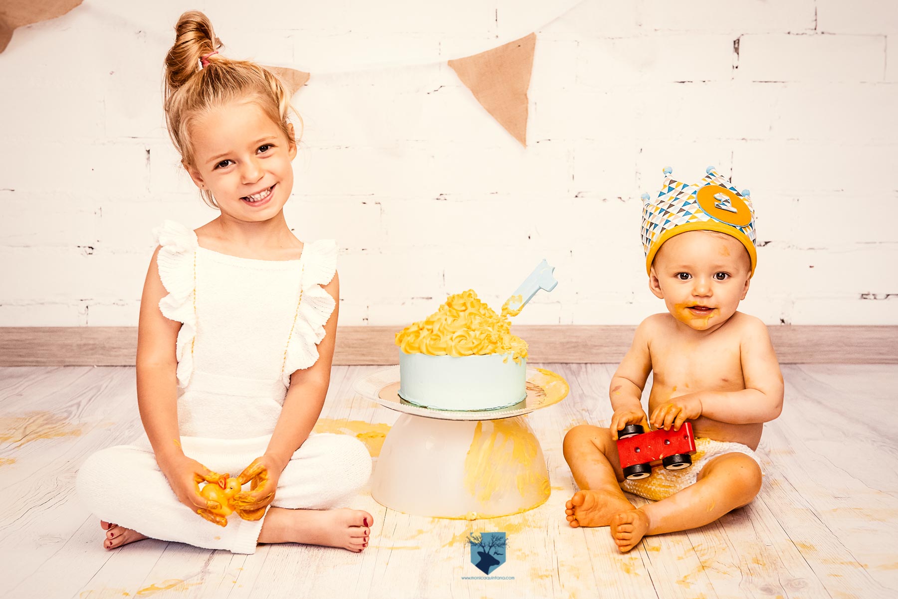 fotografia, fotografo, fotografa, estudio fotos, girona, figueres, emporda, monica quintana, bebes, niños, familia, retrato, cumpleaños, un año, smash the cake, celebracion, fiesta, pastel, hermanos