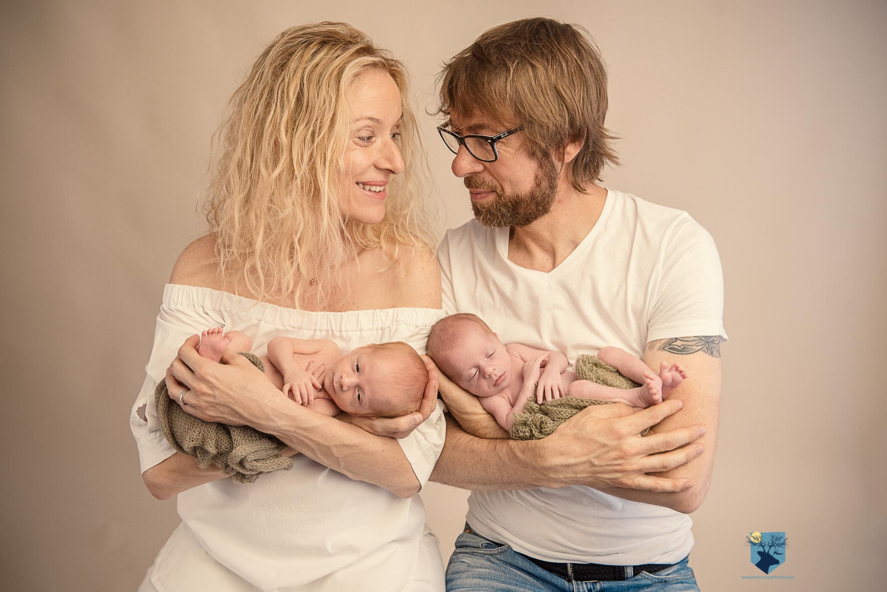 fotografia fotos fotografo fotografa fotograf girona figueres emporda, monica quintana, bebes niños, recien nacido, newborn familia retrato gemelos bessons nado fotos de gemelos recién nacidos