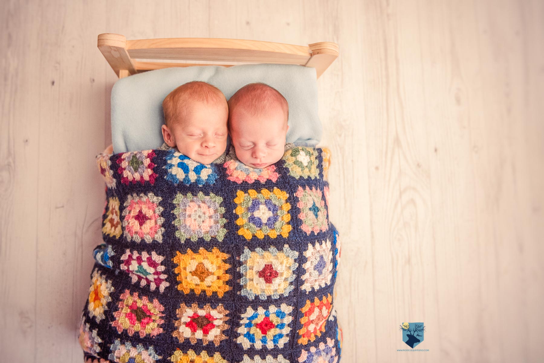 fotografia fotos fotografo fotografa fotograf girona figueres emporda, monica quintana, bebes niños, recien nacido, newborn familia retrato gemelos bessons nado fotos de gemelos recién nacidos