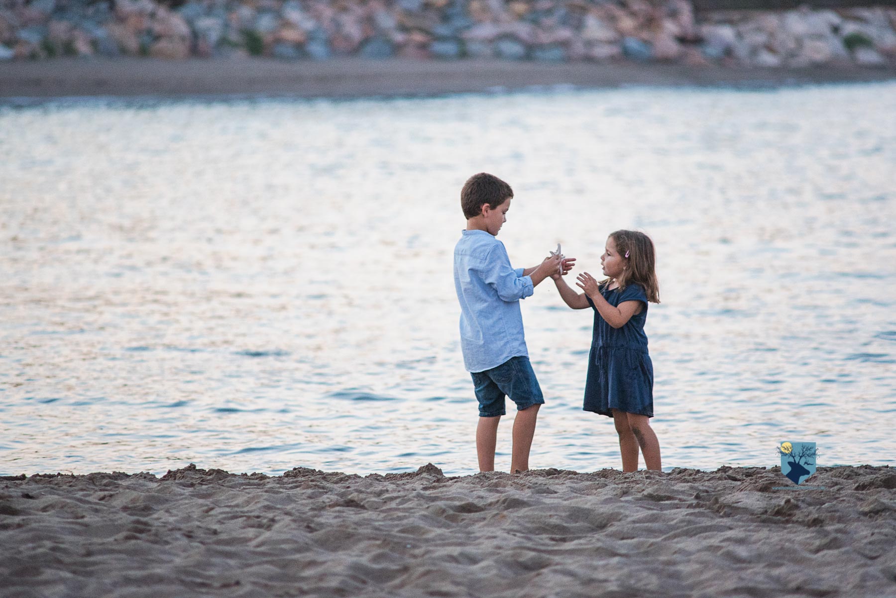 fotografia, fotos, girona, figueres, emporda, monica quintana, niños, familia, retrato, hermanos, naturaleza, exterior, playa, escala,