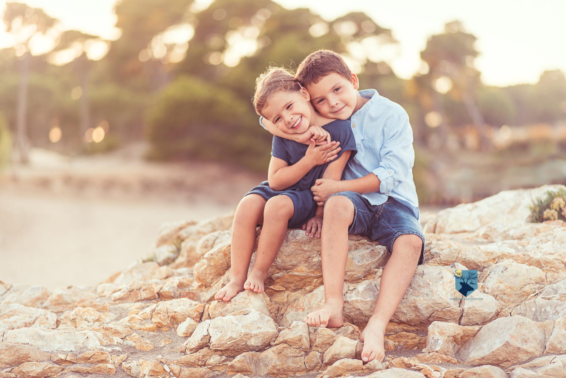 fotografia, fotos, girona, figueres, emporda, monica quintana, niños, familia, retrato, hermanos, naturaleza, exterior, playa, escala,