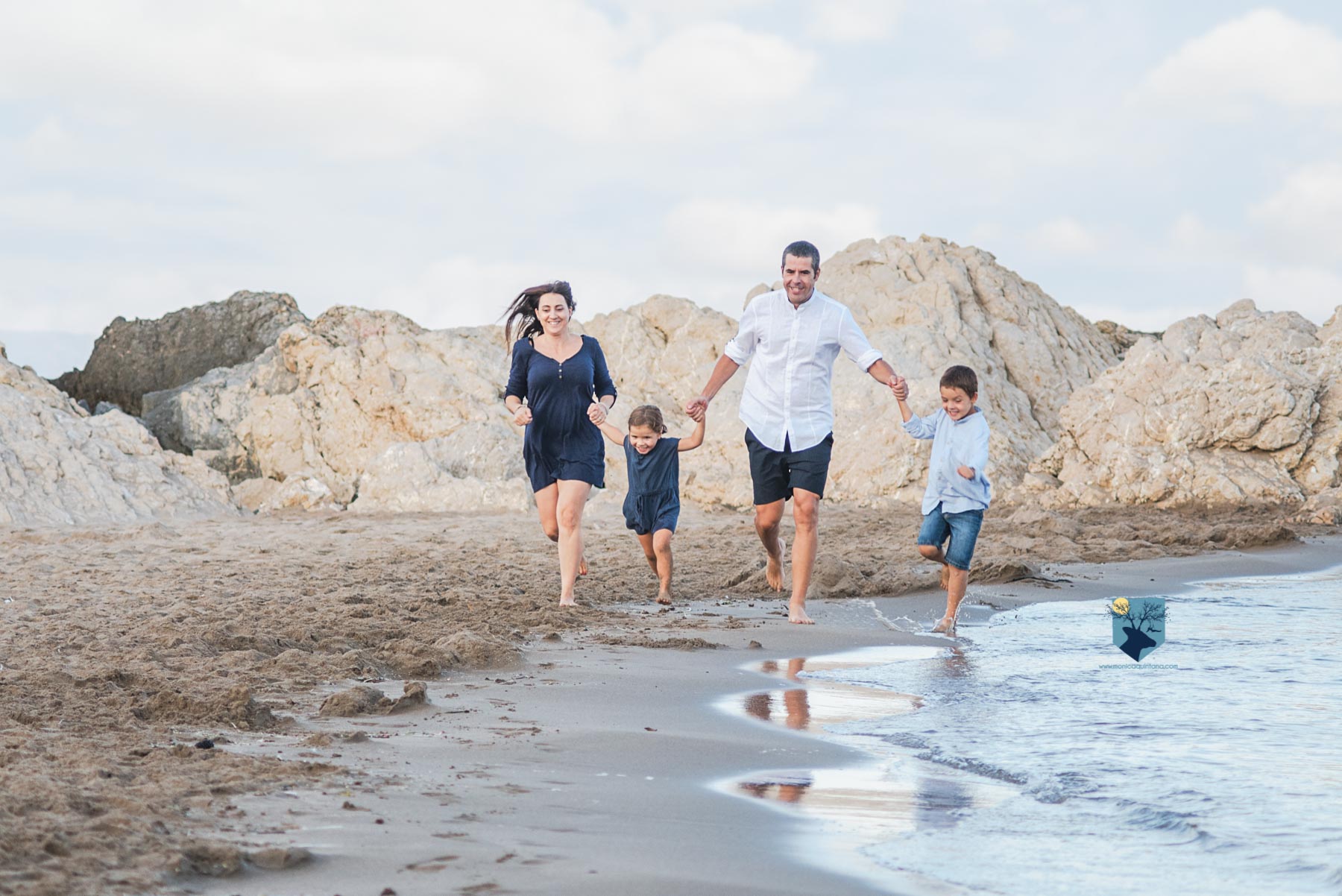 fotografia, fotos, girona, figueres, emporda, monica quintana, niños, familia, retrato, hermanos, naturaleza, exterior, playa, escala,