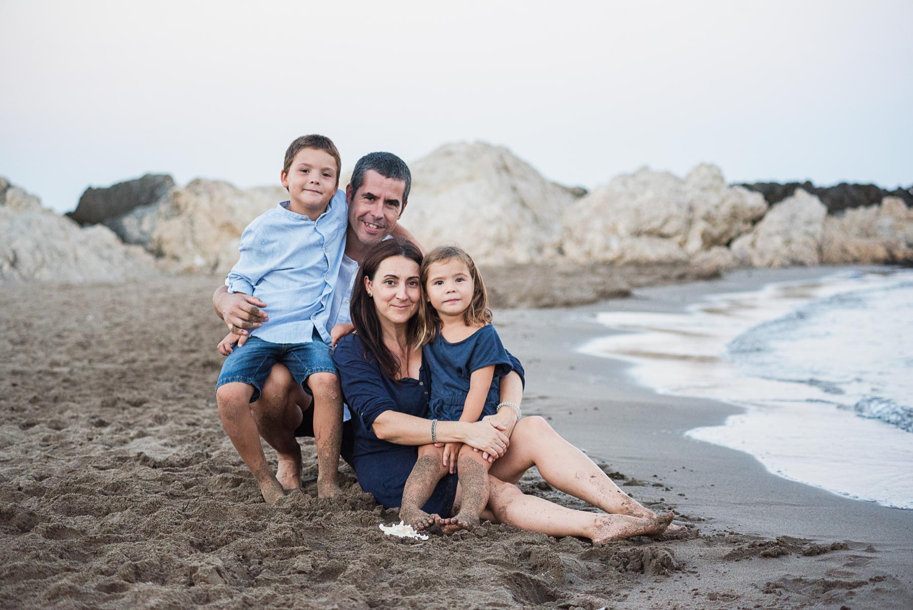 fotografia, fotos, girona, figueres, emporda, monica quintana, niños, familia, retrato, hermanos, naturaleza, exterior, playa, escala,