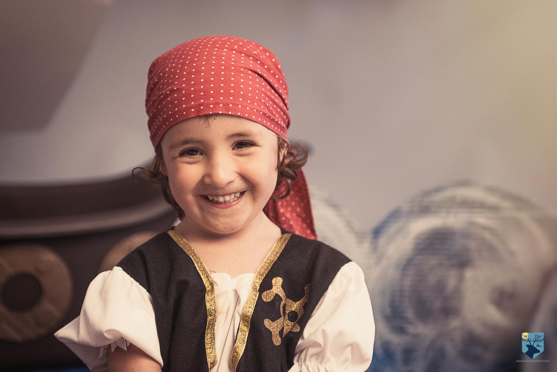 fotografia fotos girona figueres emporda monica quintana niños niñas familia retrato estudio minis verano piratas promocion