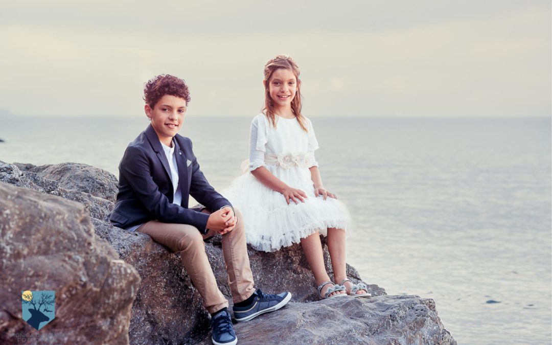Anna i Jaume, fotos de comunión en el mar en la Costa Brava (Girona)