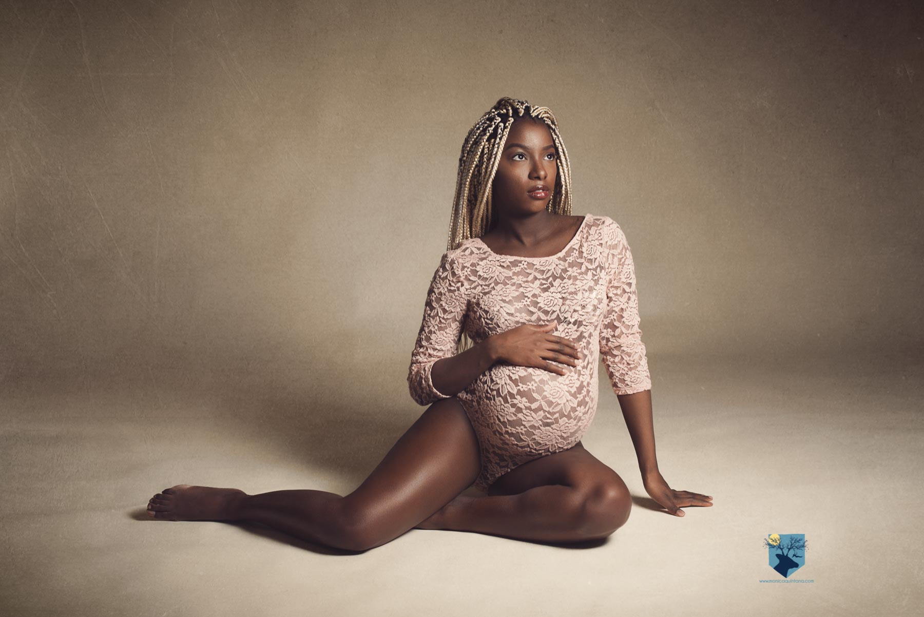 fotógrafo de embarazo en Figueres y Girona familia retrato estudio
